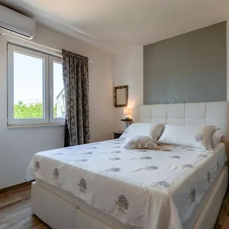 Villa Azzurro With Jacuzzi And Pool