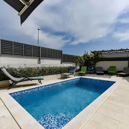 Azzurro With Jacuzzi And Pool Villa *