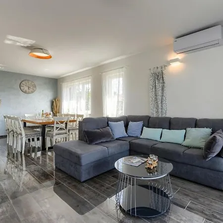 Azzurro With Jacuzzi And Pool Villa *