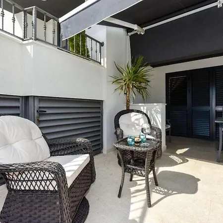 Azzurro With Jacuzzi And Pool Villa